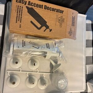 Pampered Chef Easy Accent Decorator - White and Black